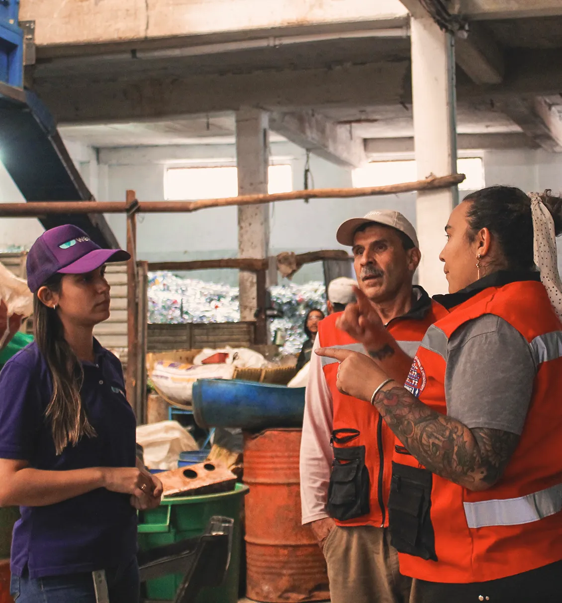 Equipo de Wero conversando con operarios en una planta de aprovechamiento