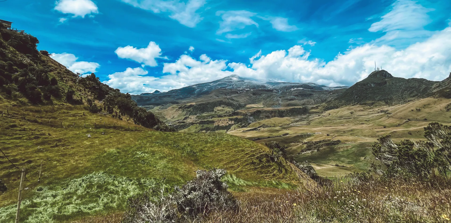 Montañas y nevado bajo un cielo azul
