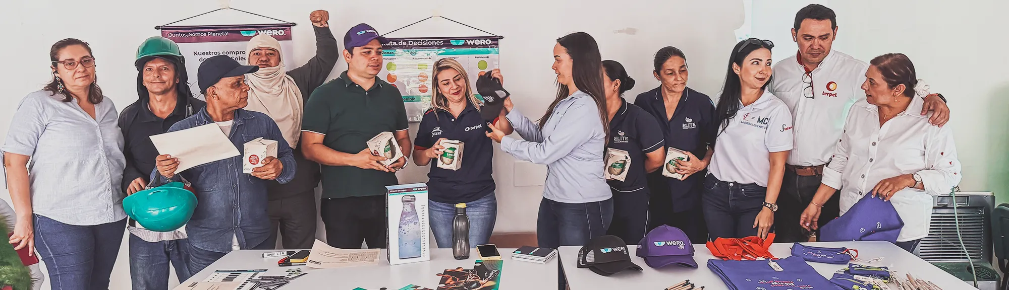 Equipo de Wero con participantes de un programa de sostenibilidad