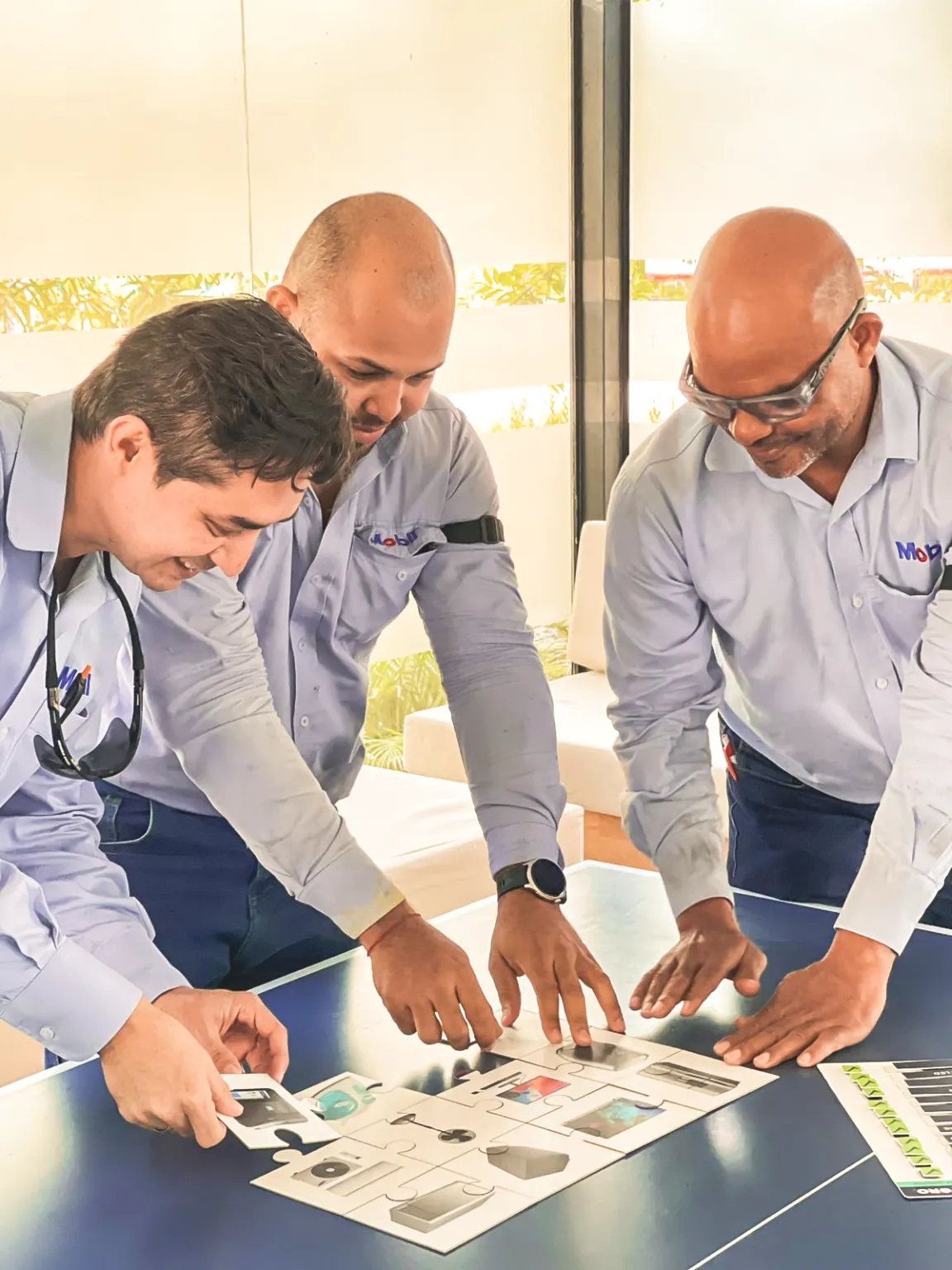 Equipo revisando material de trabajo sobre una mesa
