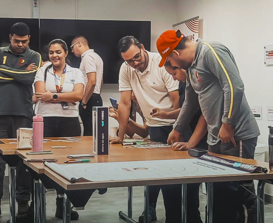Taller práctico de sostenibilidad con trabajadores alrededor de una mesa